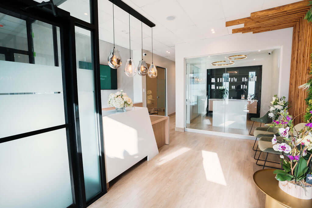 Entrée lumineuse et réception de la clinique médico-esthétique Unica MD à Montréal