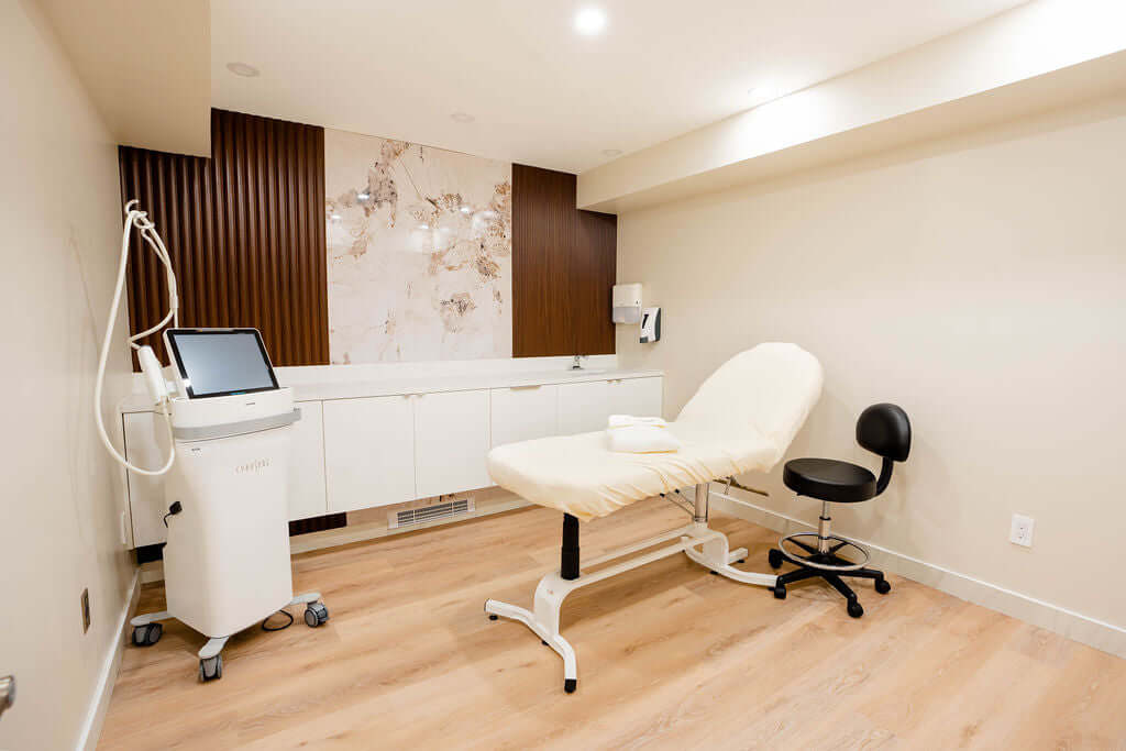 Salle de soins lumineuse à la clinique médico-esthétique Unica MD à Montréal