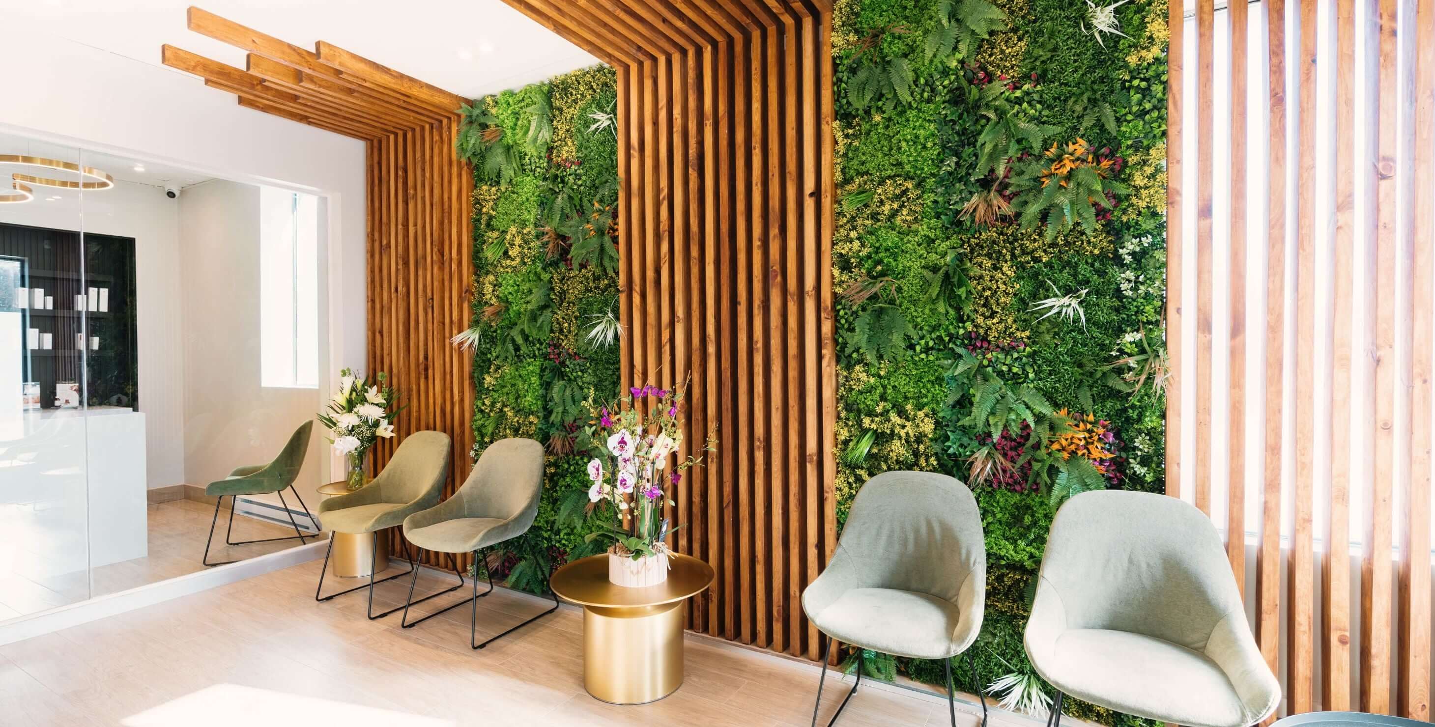Espace d’accueil de la clinique Unica MD à Montréal avec mur végétal et design chaleureux