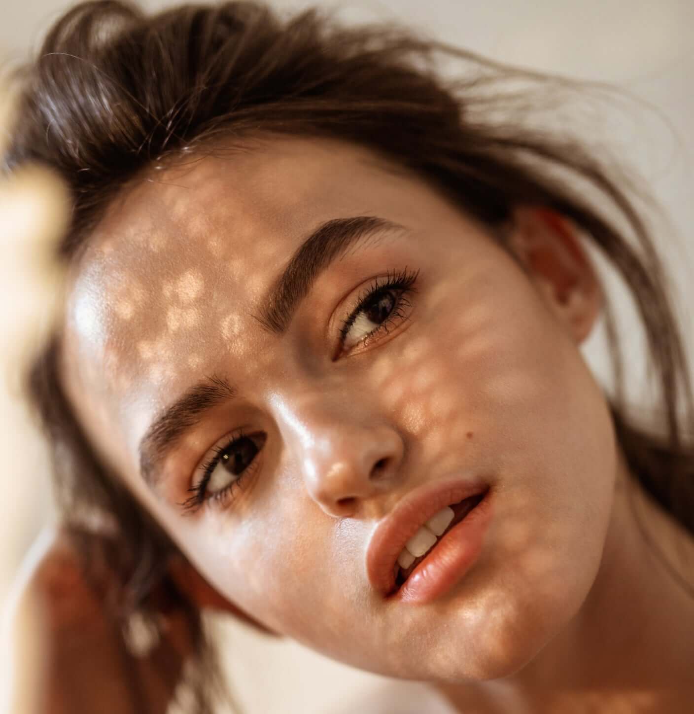 Visage lumineux illustrant la beauté naturelle au cœur des soins médico-esthétiques chez Unica MD à Montréal