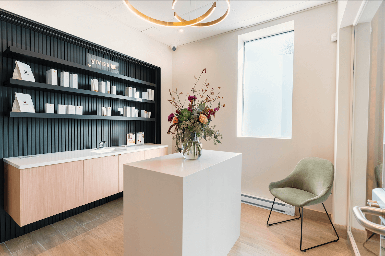 Espace boutique de la clinique Unica MD à Montréal – produits Vivier exposés dans un décor épuré et lumineux